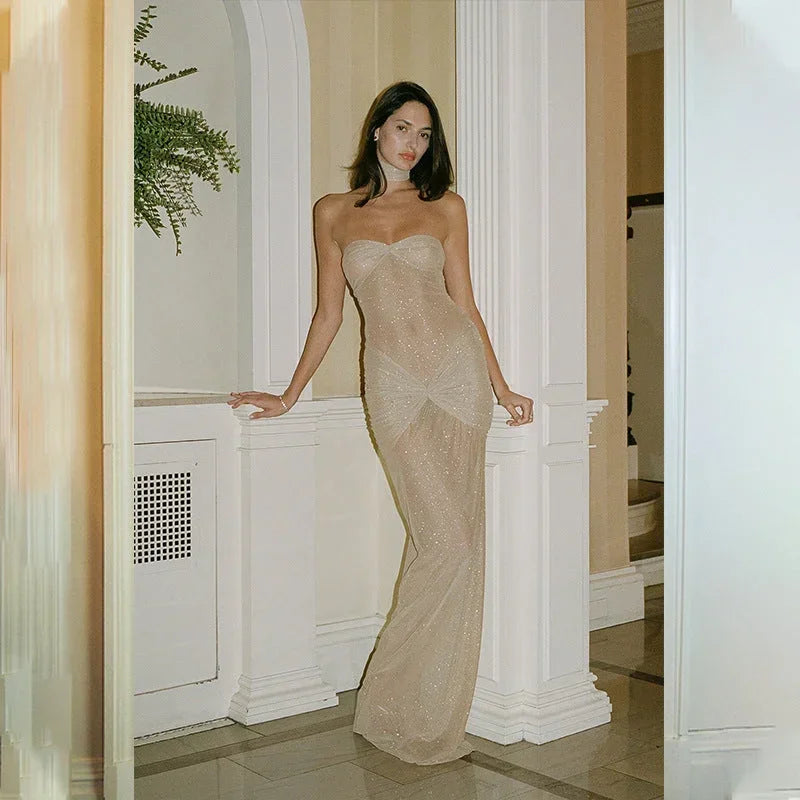 Robe longue sans bretelles en polyester, avec un effet scintillant et des détails drapés élégants, idéale pour les soirées.