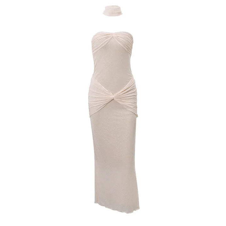 Robe longue sans bretelles en tissu scintillant, avec détails drapés pour un style élégant lors des soirées.