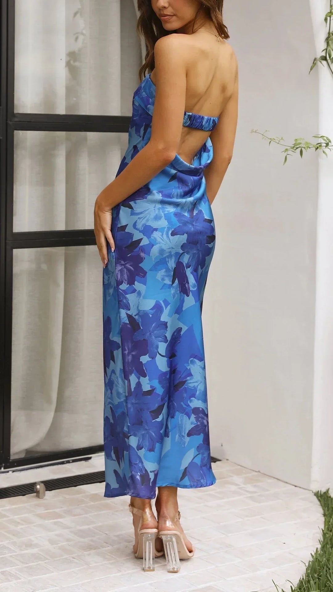 Robe longue sans bretelles pour femmes, en coton léger, avec un motif fleuri, idéale pour les journées d'été.