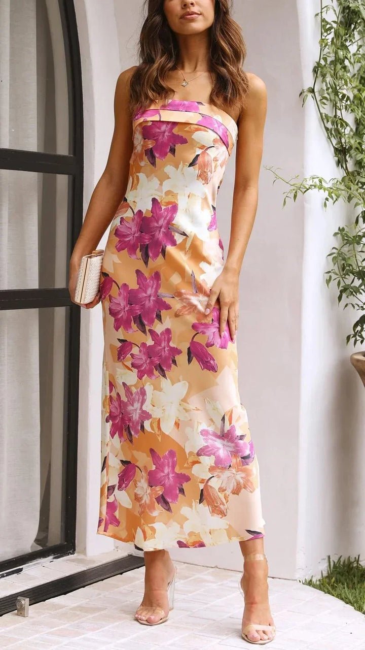 Robe longue sans bretelles fleurie en coton léger, design fluide idéal pour les journées d'été ensoleillées.