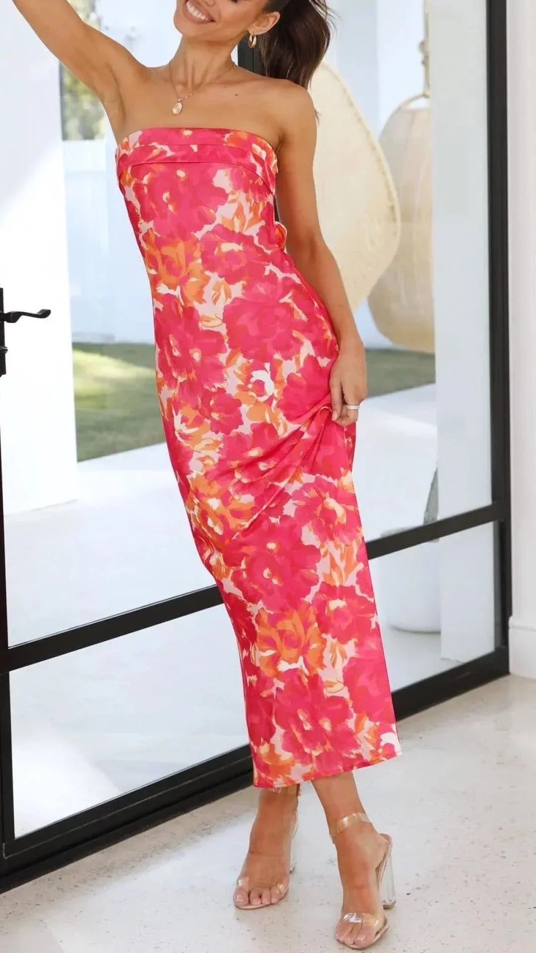 Robe longue sans bretelles en coton léger, imprimé fleuri, idéale pour les journées d'été. Design fluide et confortable.