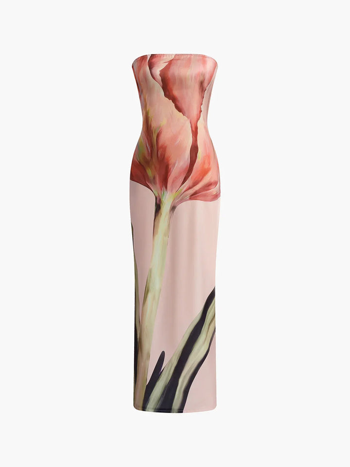 Robe longue sans bretelles en coton, avec un motif floral orangé parfait pour les soirées d'été. Ajustement confortable.