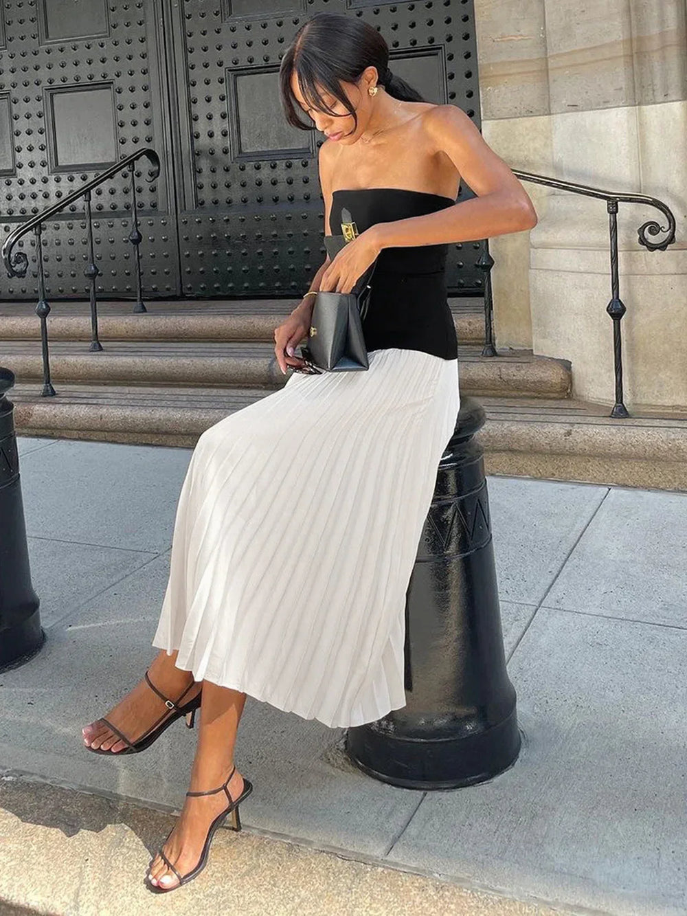 Robe longue sans bretelles en coton léger, à plis, design bicolore, parfaite pour un look décontracté cet été.
