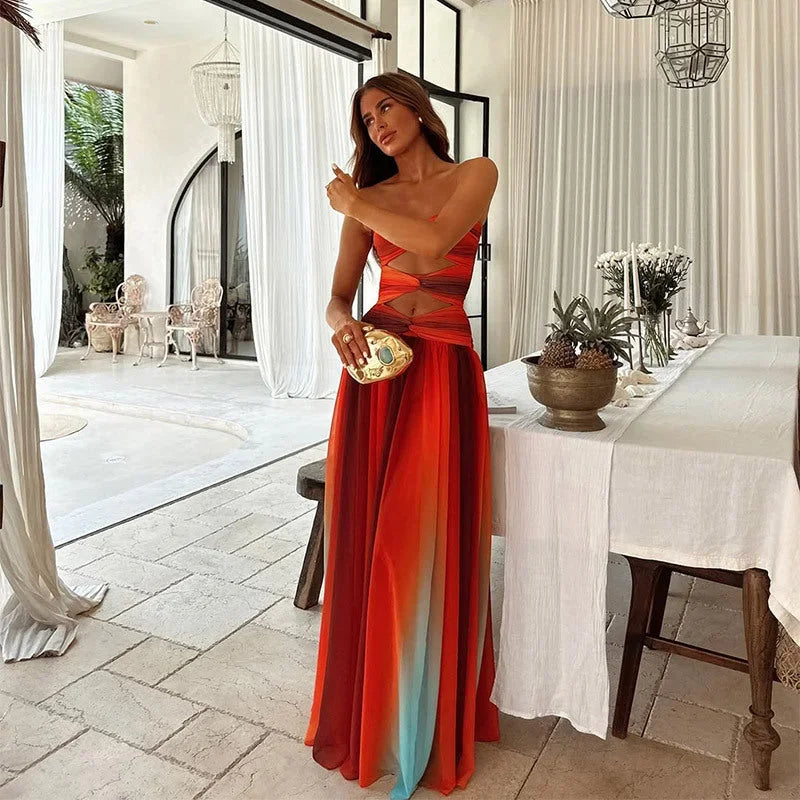 Robe longue sans bretelles rouge et orange à motifs blocs, confectionnée en tissu léger, idéale pour les soirées d'été.