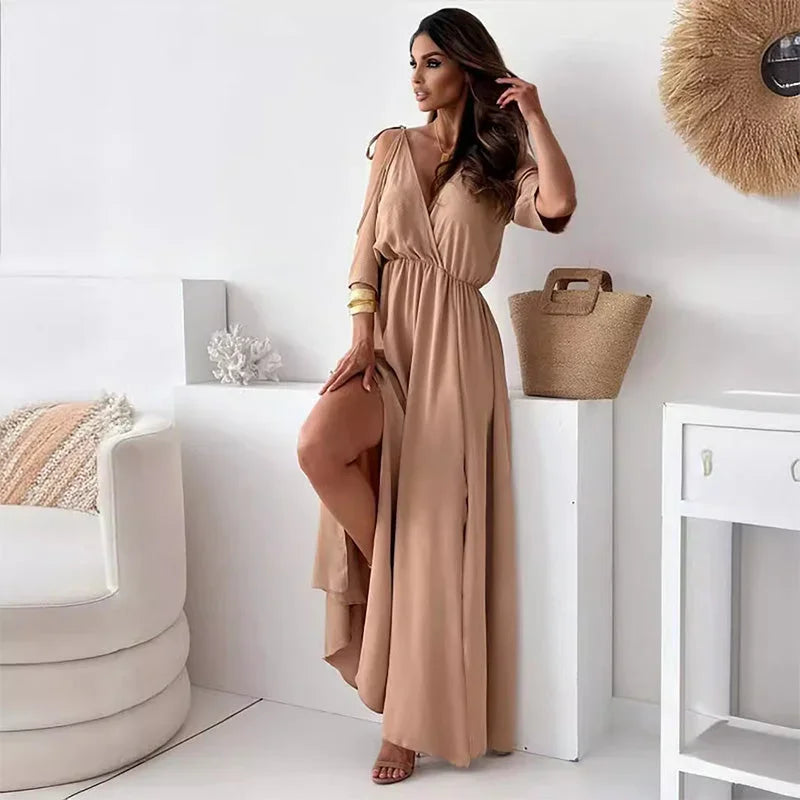 Robe longue sans manches en tissu léger, col en V avec fente latérale, parfaite pour les journées d'été.
