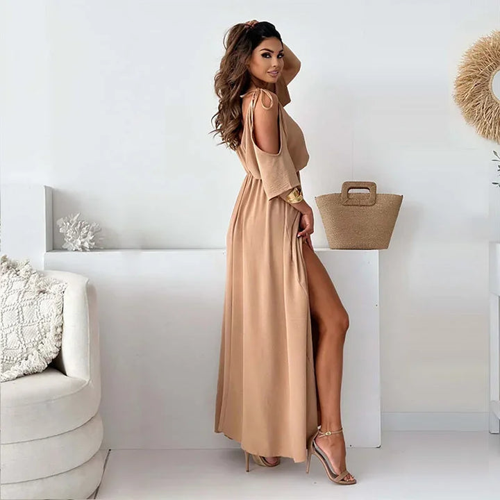 Robe longue sans manches en tissu léger, col en V, bretelles fines et fente sur le côté pour un look décontracté.