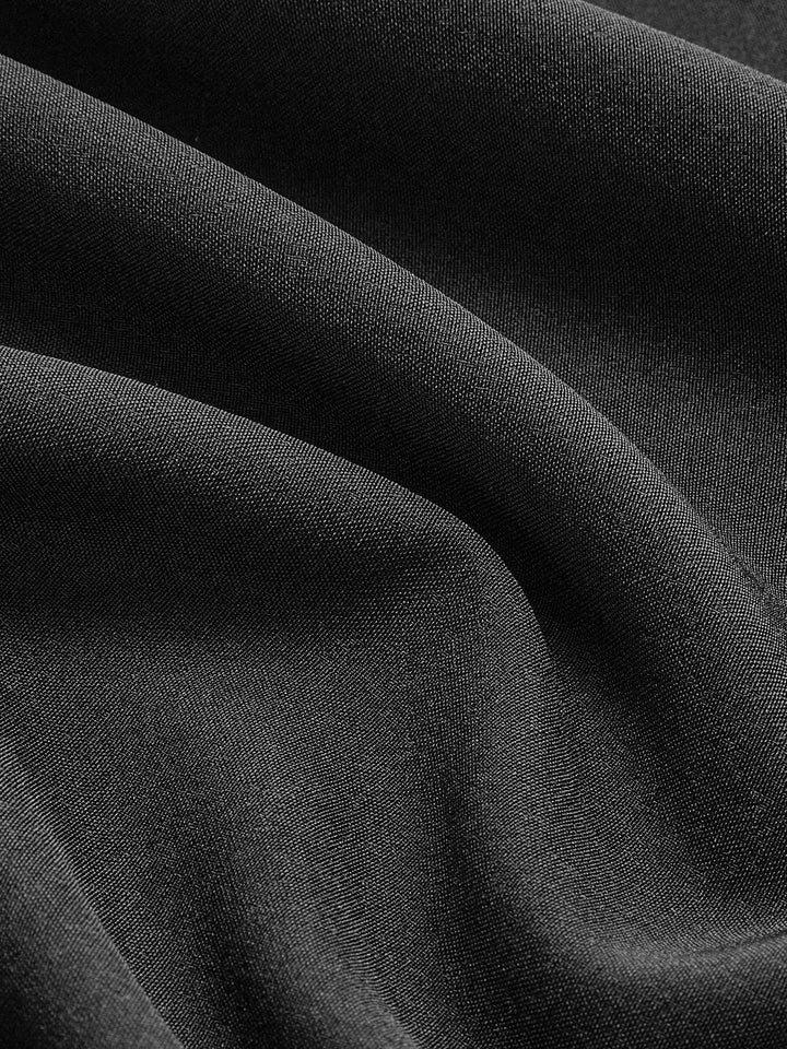 Robe longue sans manches en tissu léger, col montant avec découpes tendance, idéale pour les soirées d'été.