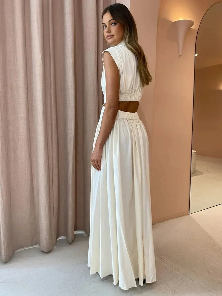 Robe longue sans manches avec col montant et découpes, en tissu léger, parfaite pour les journées d'été décontractées.