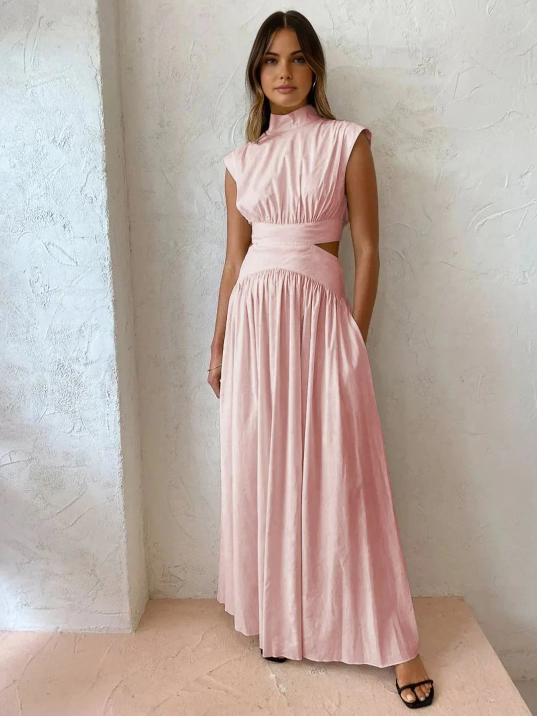 Robe longue sans manches en tissu léger, col montant, découpes élégantes, idéale pour une tenue d'été décontractée.