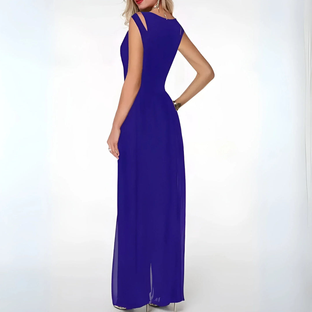 Robe longue sans manches en tissu fluide avec découpes latérales, idéale pour les soirées.