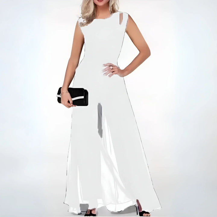 Robe longue sans manches en tissu fluide avec découpes latérales, idéale pour une tenue élégante lors de soirées.