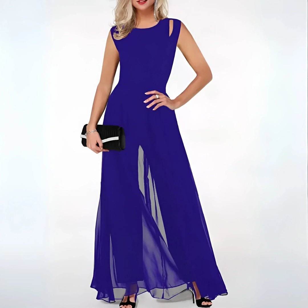 Robe longue sans manches en tissu fluide avec découpes latérales, idéale pour les soirées estivales.