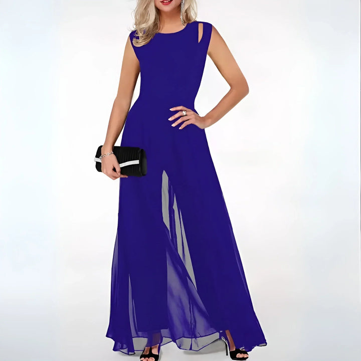 Robe longue sans manches en tissu fluide avec découpes latérales, idéale pour les soirées estivales.