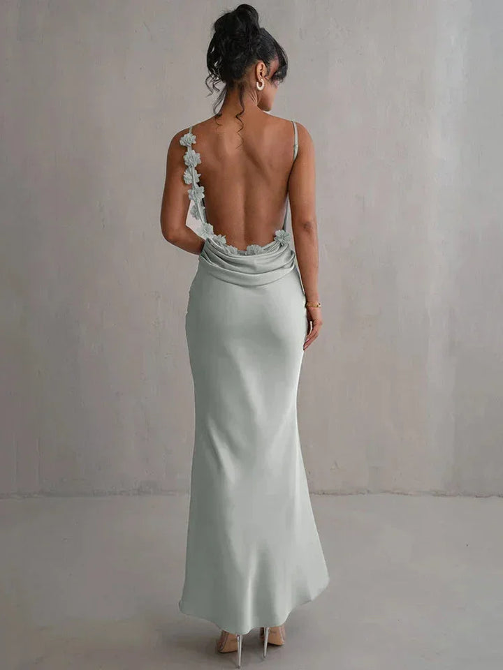 Robe longue sans manches avec dos nu, motif de fleurs grises, en tissu léger idéal pour les soirées d'été.