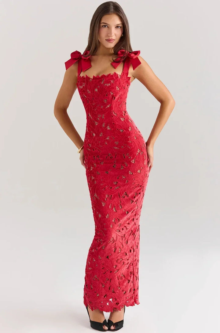 Robe longue sans manches en dentelle avec nœuds, conçue en tissu léger, mettant en valeur une silhouette élégante et délicate.