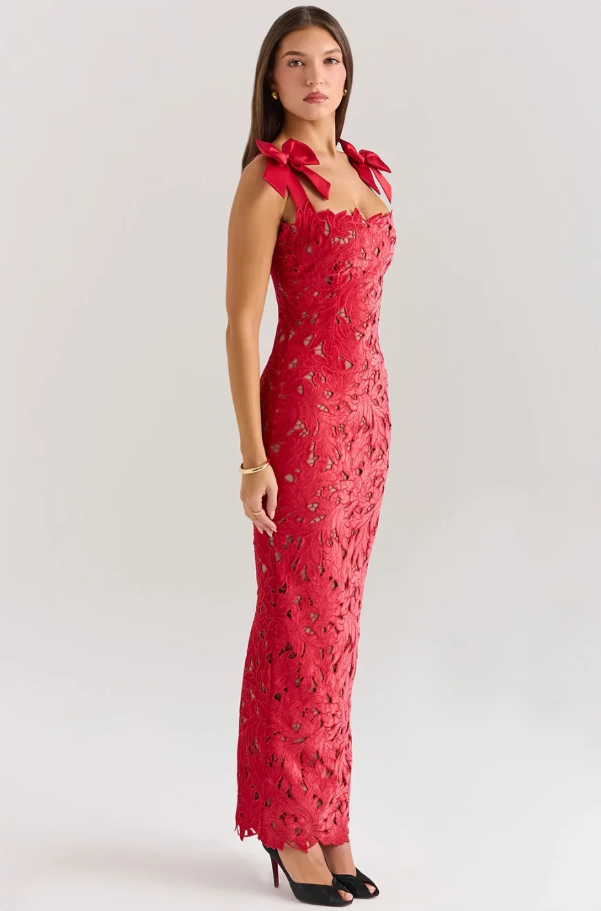 Robe longue sans manches en dentelle, détails de nœuds, tissu léger et fluide, parfaite pour les occasions estivales.