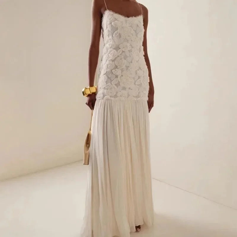 Robe longue sans manches en dentelle délicate, avec fines bretelles, idéale pour une soirée élégante.