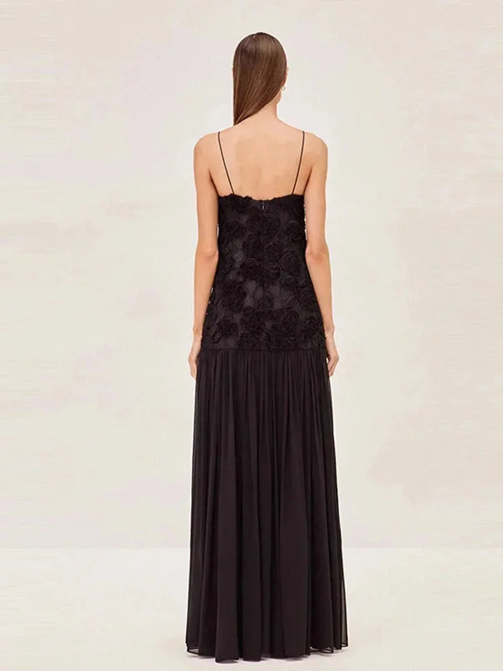 Robe longue sans manches en dentelle, bretelles fines, détail floral, idéale pour les soirées élégantes, en tissu léger.