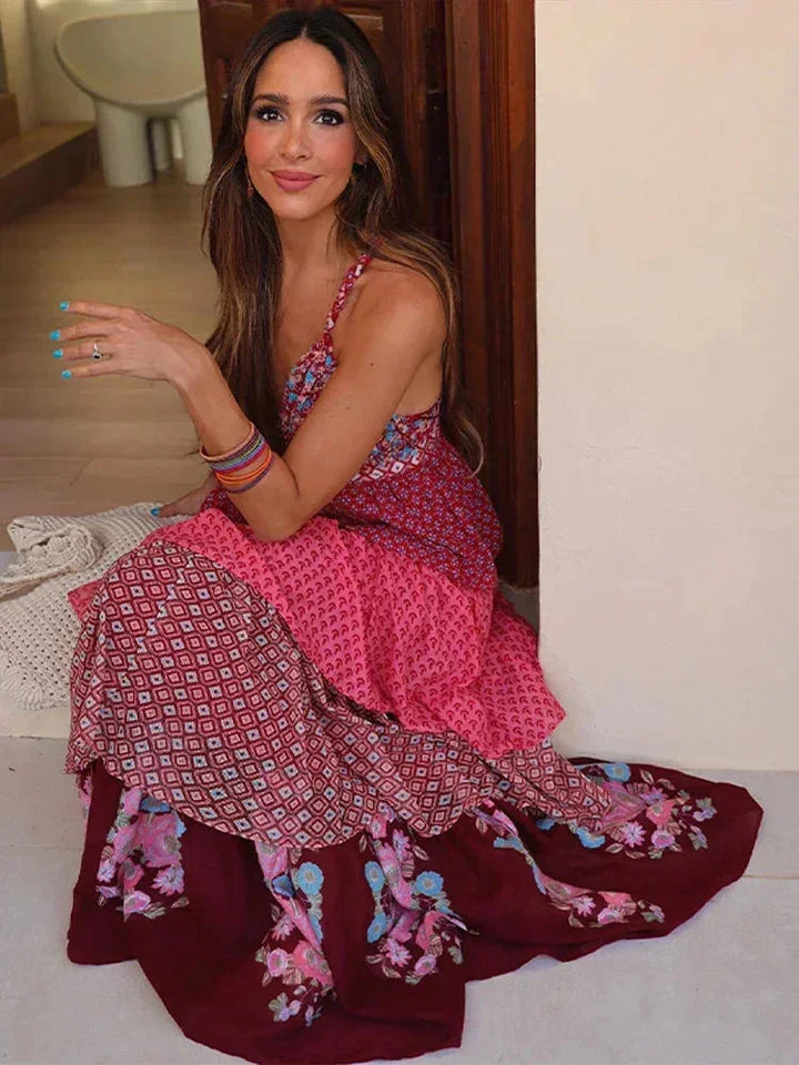 Robe longue sans manches en tissu léger, rouge et rose, avec volants multiples pour une silhouette fluide, idéale pour l'été.