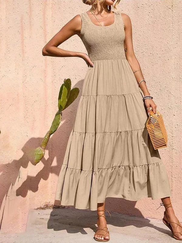 Robe longue sans manches en coton, smockée à la taille avec volants, parfaite pour les journées d'été décontractées.
