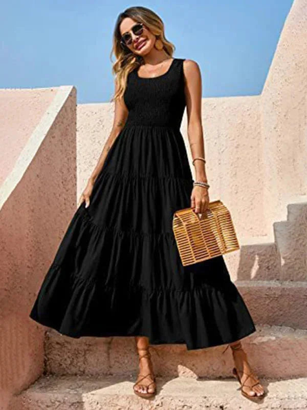 Robe longue sans manches en coton, design smocké avec volants pour un style décontracté et aéré idéal pour l'été.