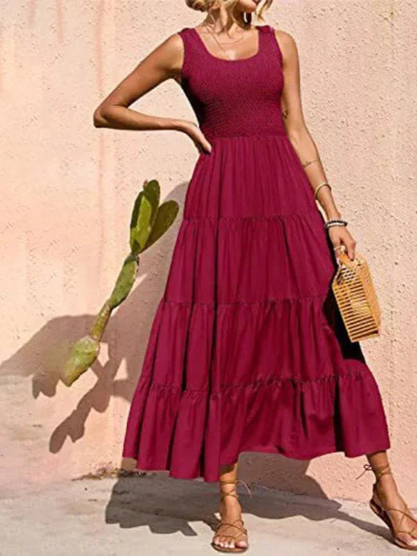 Robe longue sans manches en coton léger, détails smockés et volants, parfaite pour les journées estivales décontractées.