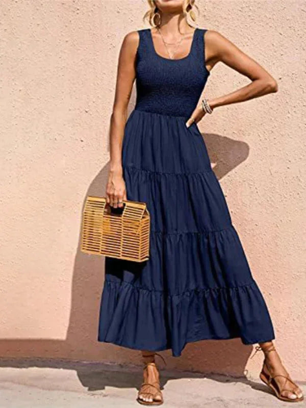 Robe longue sans manches en coton léger, smockée à la taille avec volants, parfaite pour les journées d'été.