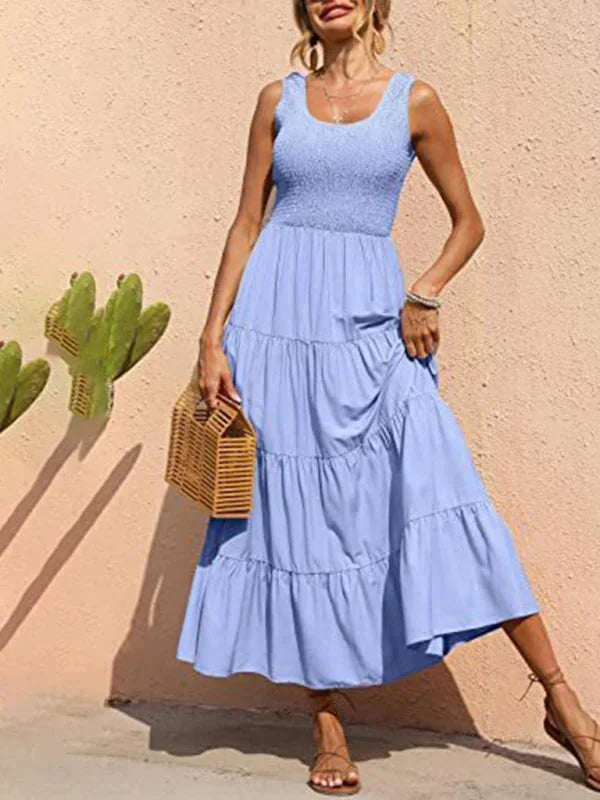 Robe longue sans manches en coton smocké, avec volants légers, idéale pour une tenue estivale décontractée.