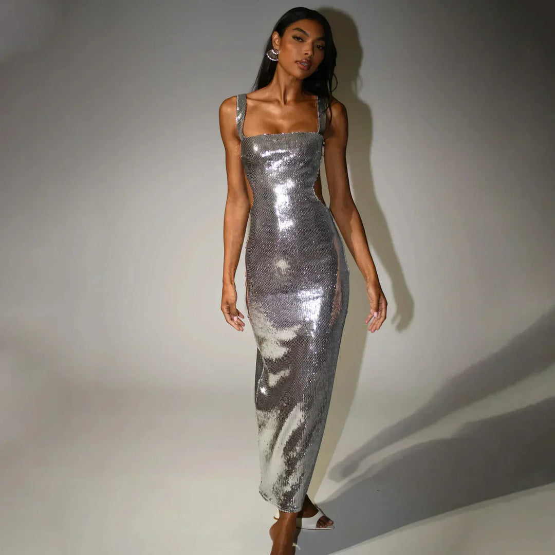Robe longue en sequins brillants, dos nu, bretelles larges, ajustée à la taille, idéale pour des événements festifs.