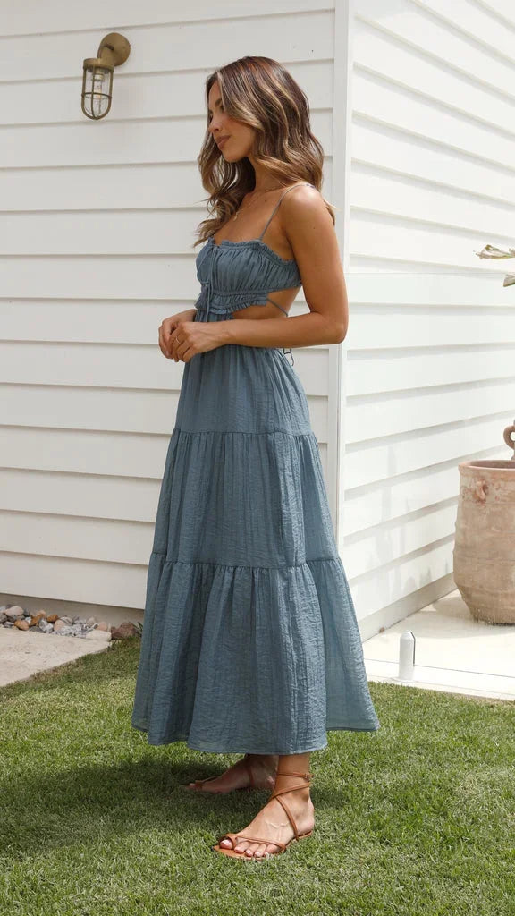 Robe longue à étages en tissu léger, dos nu avec cordon, sans manches, style fluide idéal pour l'été.