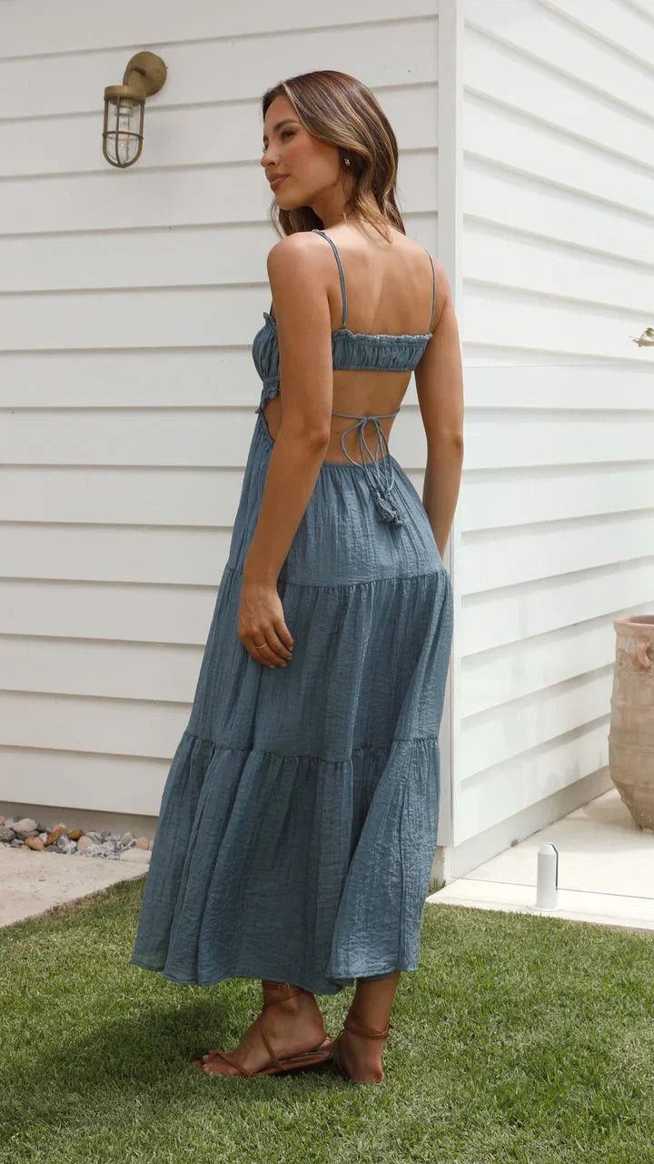 Robe longue sans manches en tissu fluide, avec étages et cordon au dos, idéale pour l'été.