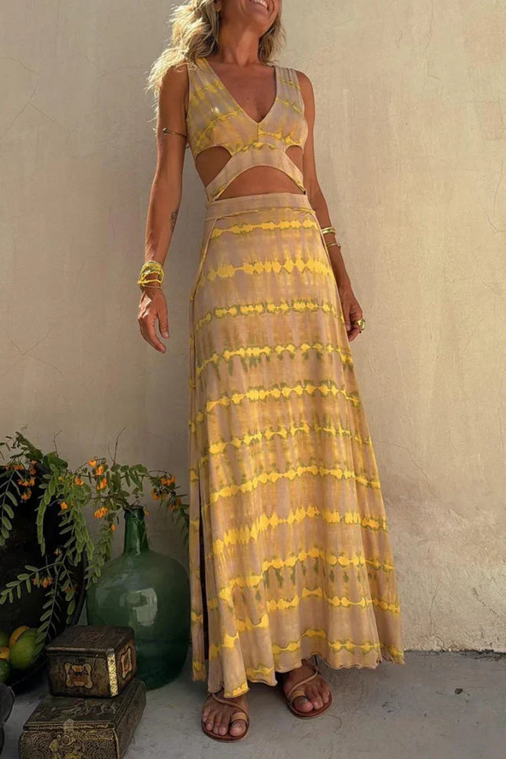 Robe longue tie-dye fendue en tissu léger, col plongeant, découpes sur les côtés, idéale pour l'été.