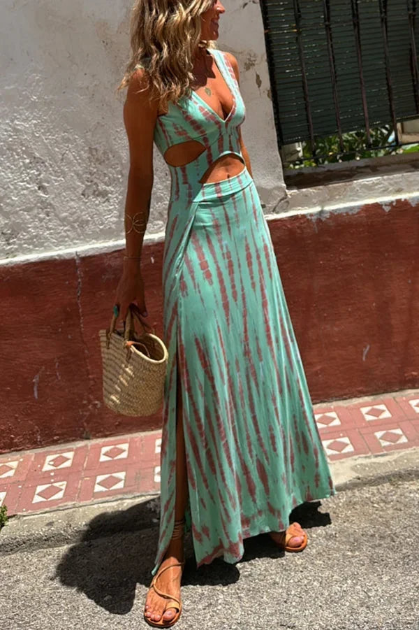 Robe longue tie-dye fendue, col plongeant, en tissu léger, avec découpes stylées, idéale pour l'été.