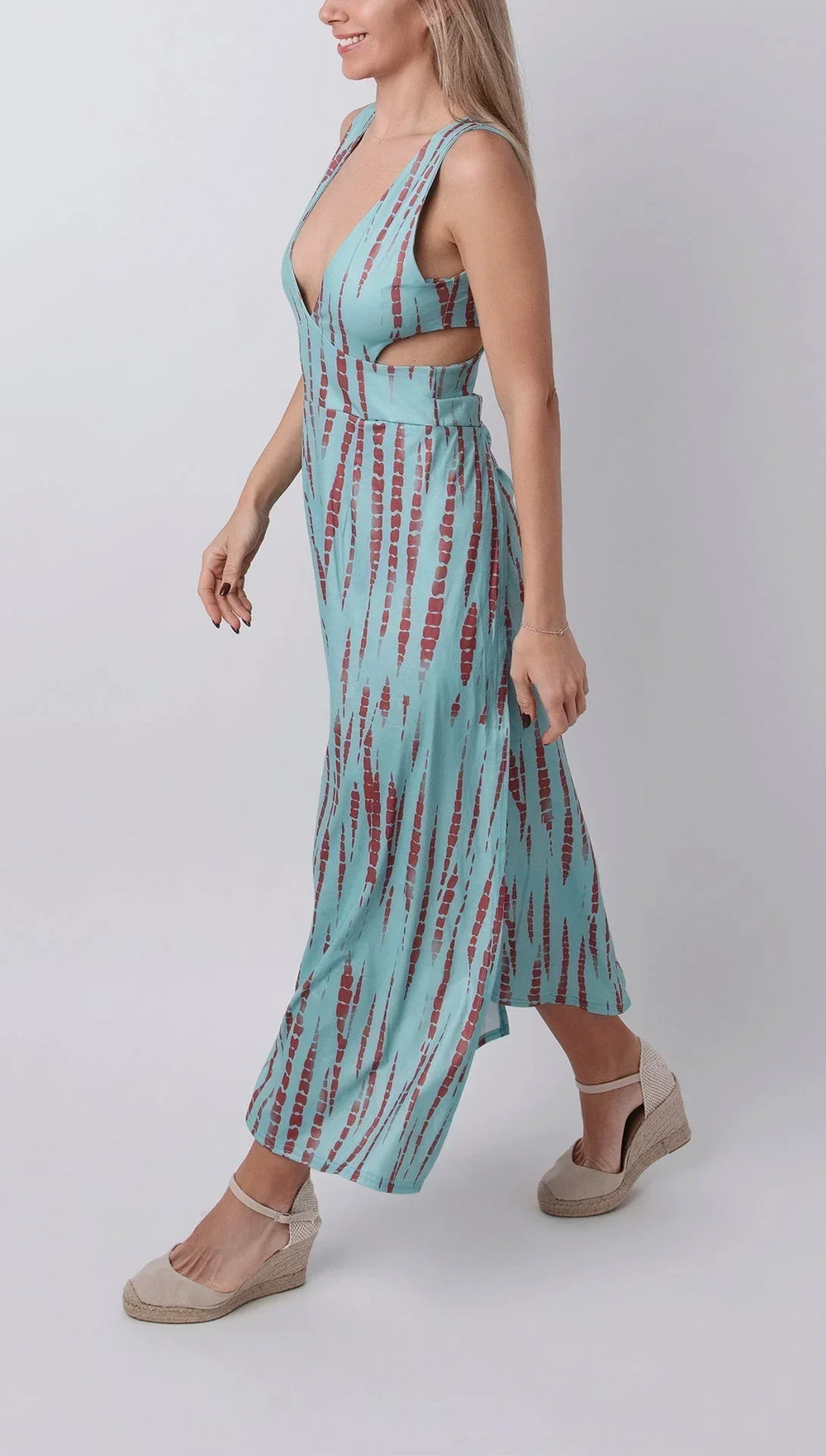 Robe longue fendue en tissu léger, tie-dye avec découpe et col plongeant, parfaite pour les journées d’été.