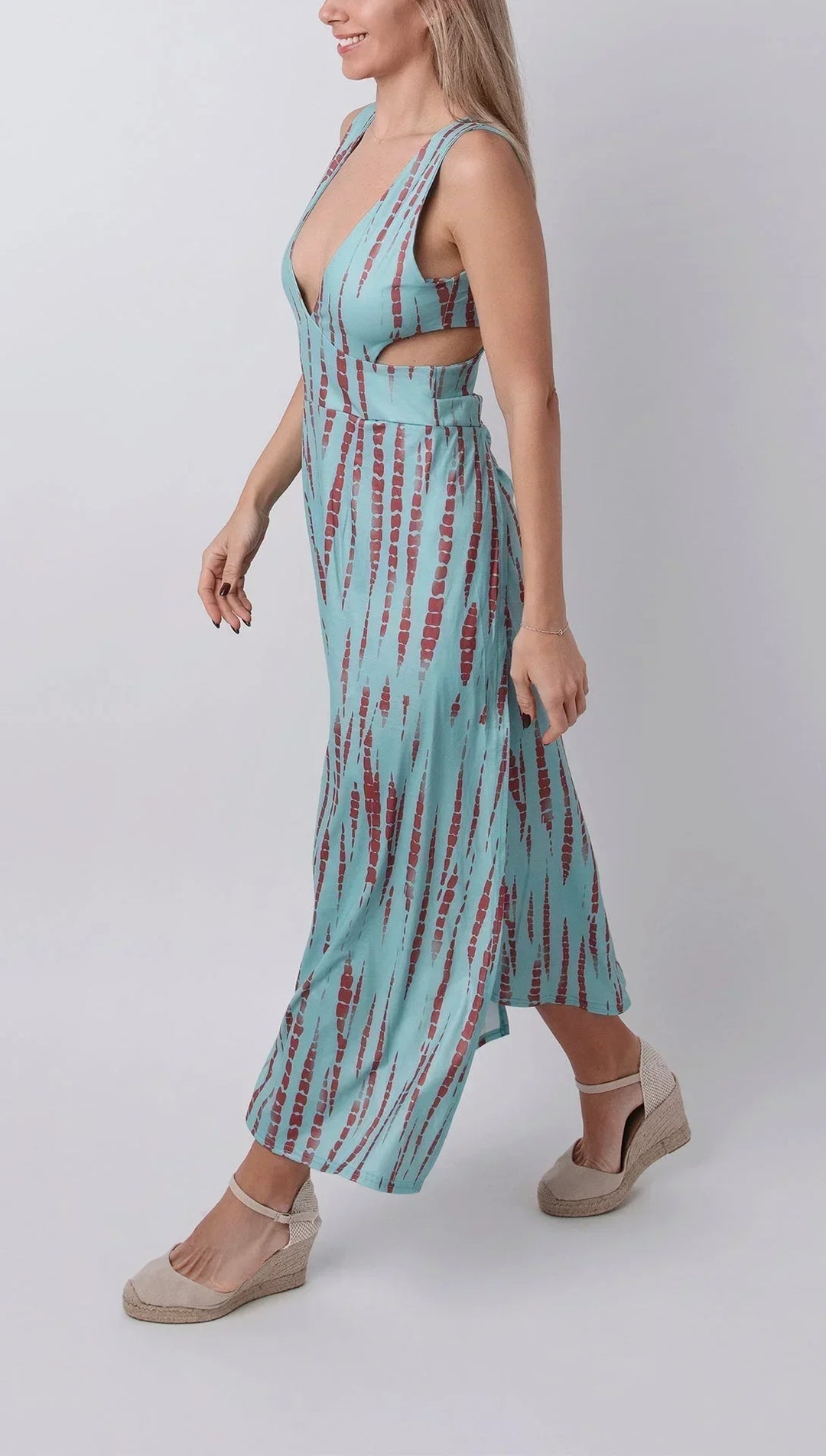 Robe longue fendue en tissu léger, tie-dye avec découpe et col plongeant, parfaite pour les journées d’été.