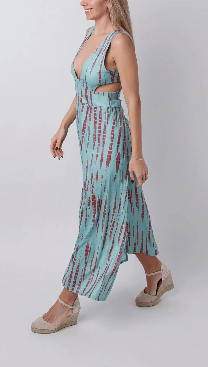 Robe longue fendue en tissu léger, tie-dye avec découpe et col plongeant, parfaite pour les journées d’été.