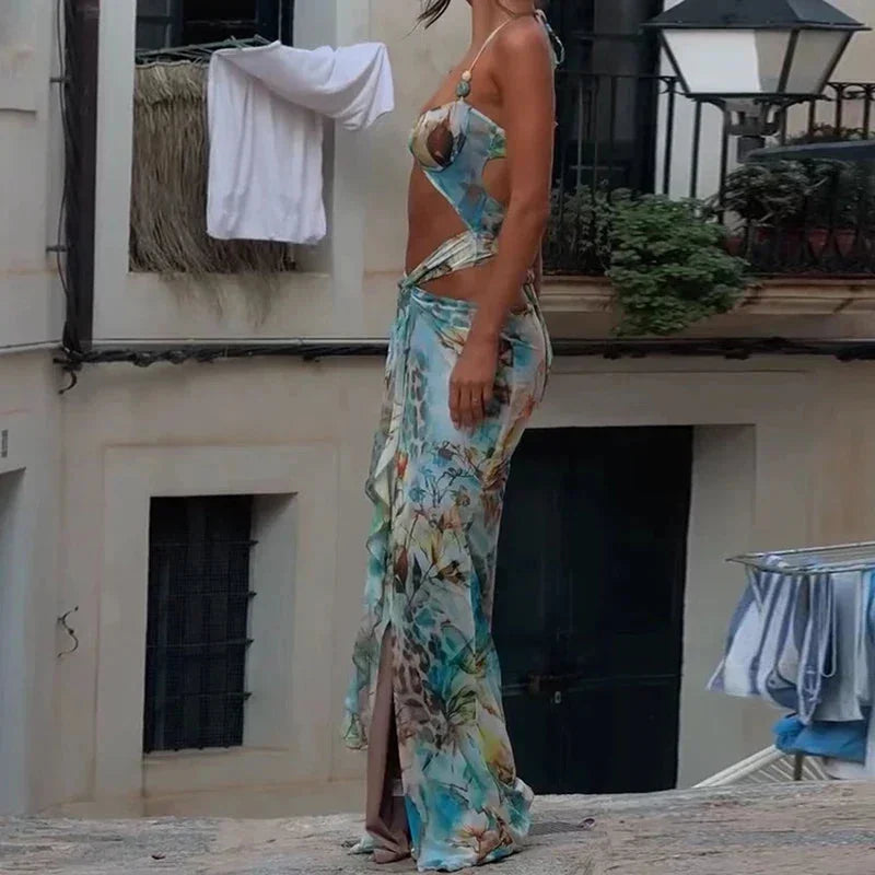 Robe longue turquoise à fleurs, en tissu léger, avec découpe moderne et bretelles fines, idéale pour l'été.