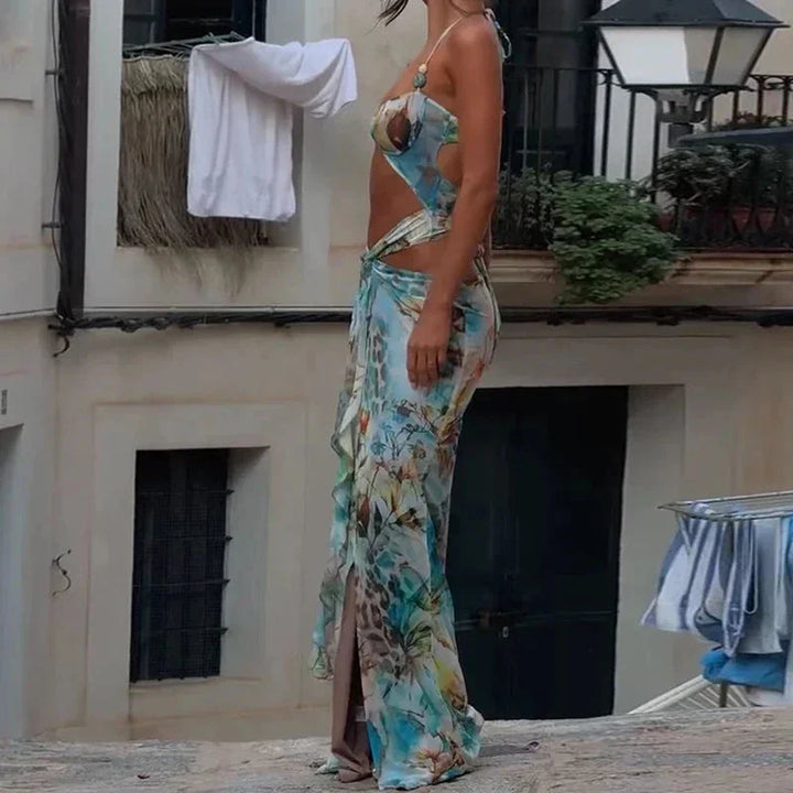 Robe longue turquoise à fleurs, en tissu léger, avec découpe moderne et bretelles fines, idéale pour l'été.