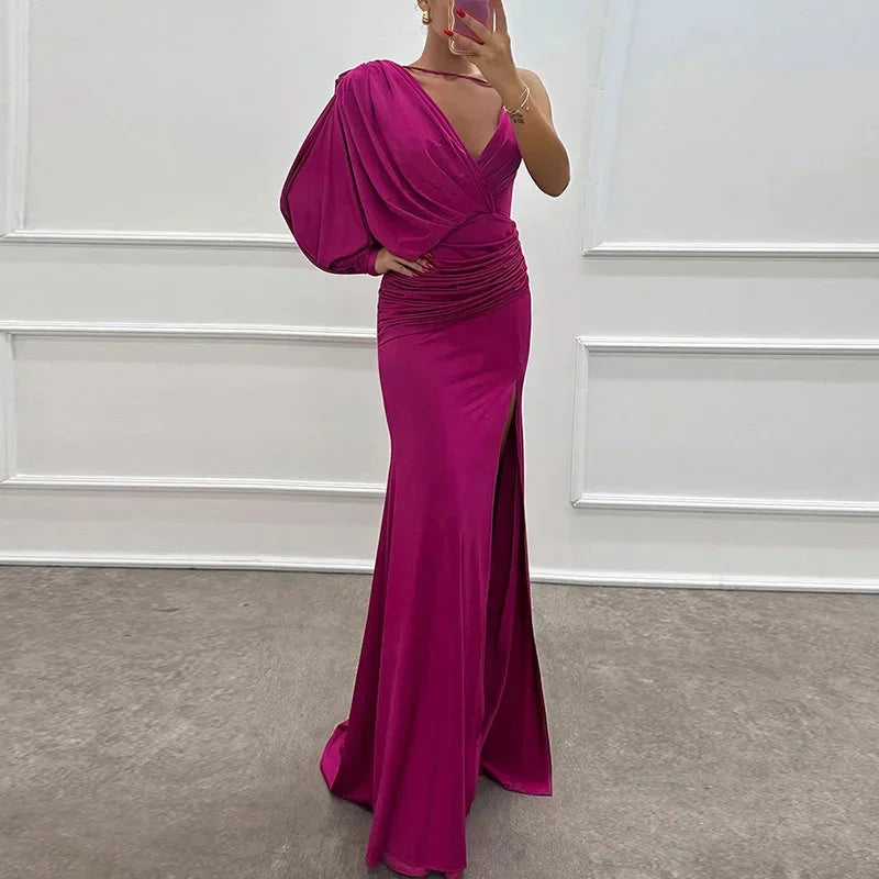 Robe longue une épaule fendue en tissu drapé, au design élégant idéal pour les soirées. Couleur chic et coupe flatteuse.