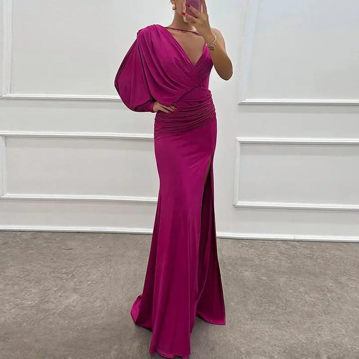 Robe longue une épaule fendue en tissu drapé, au design élégant idéal pour les soirées. Couleur chic et coupe flatteuse.