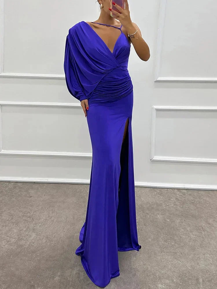 Robe longue une épaule fendue en jersey fluide, avec un design drapé élégant pour des soirées spéciales.