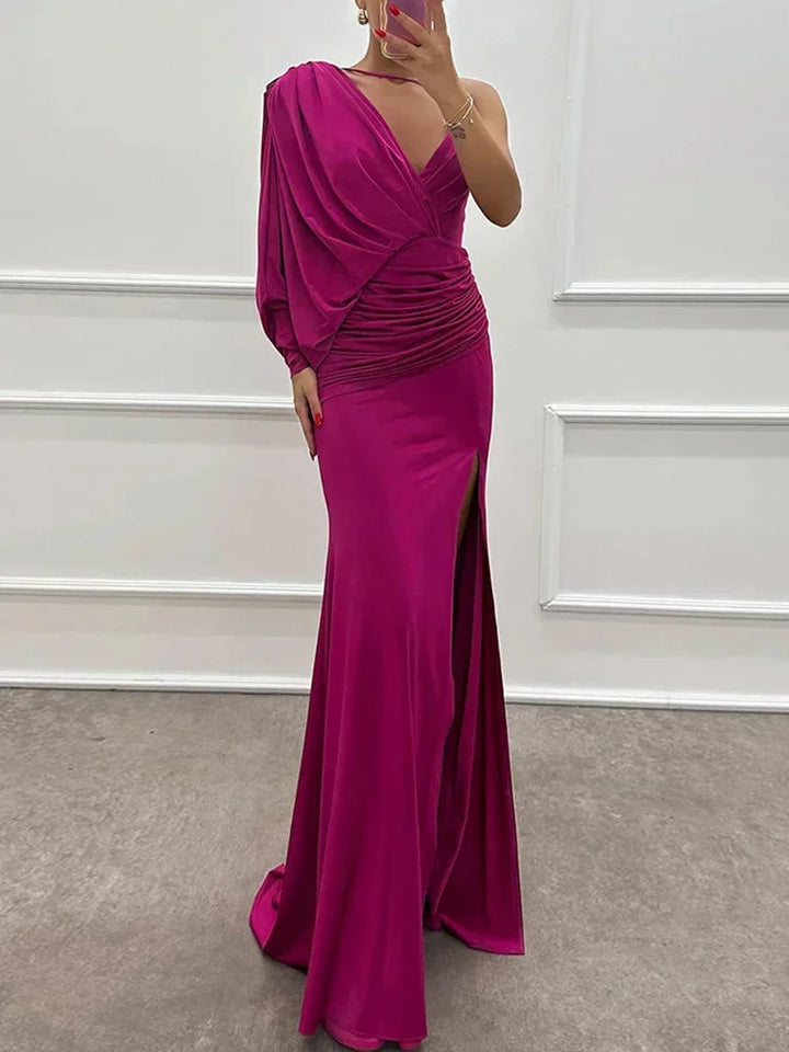 Robe longue une épaule fendue en chiffon fluide, design drapé et élégant, parfaite pour les soirées formelles.