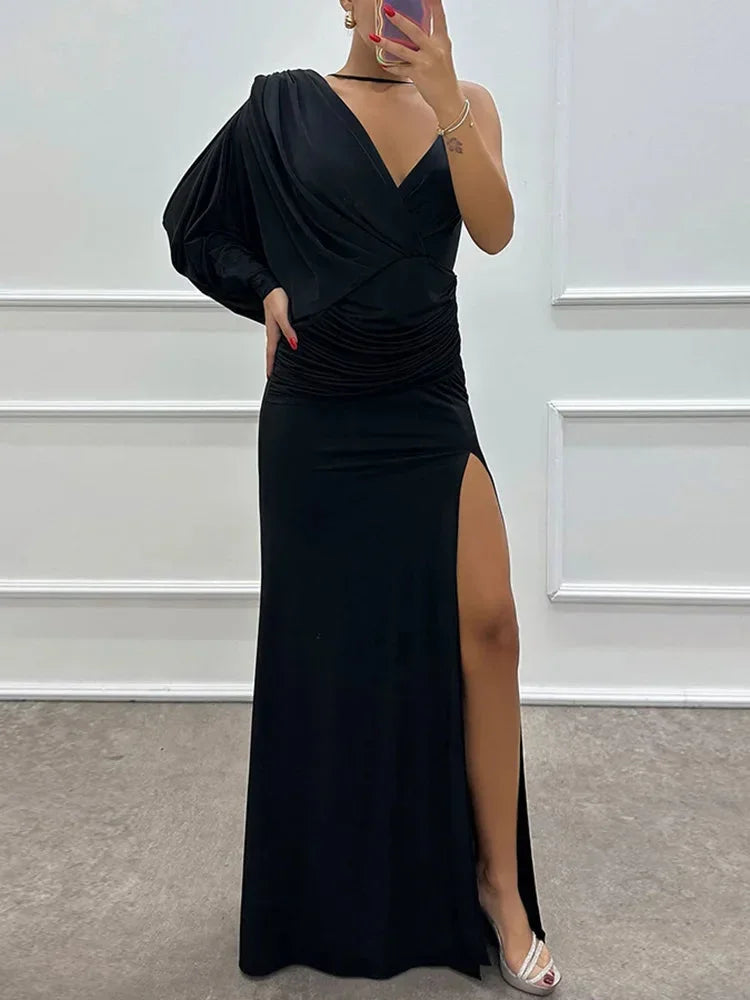 Robe longue asymétrique à une épaule, fente élégante, tissu drapé fluide, idéale pour soirées raffinées.