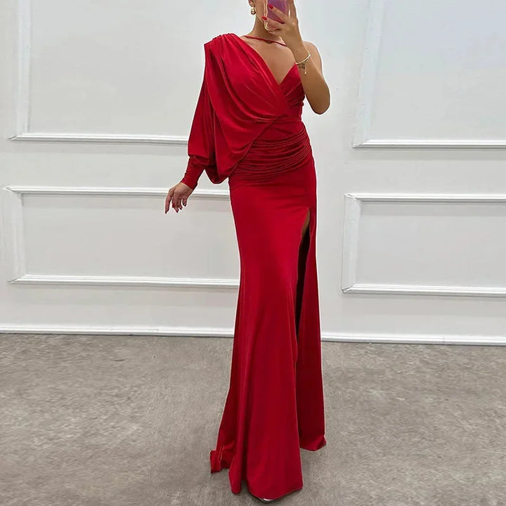 Robe longue une épaule fendue en tissu drapé, avec un design élégant pour soirées. Chic et moderne.