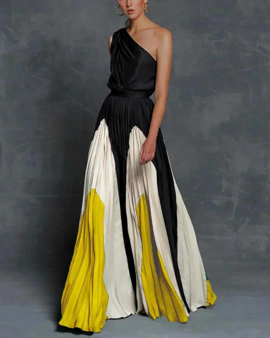 Robe longue unicolore à une épaule plissée, en chiffon léger, idéale pour les soirées élégantes et confortables.