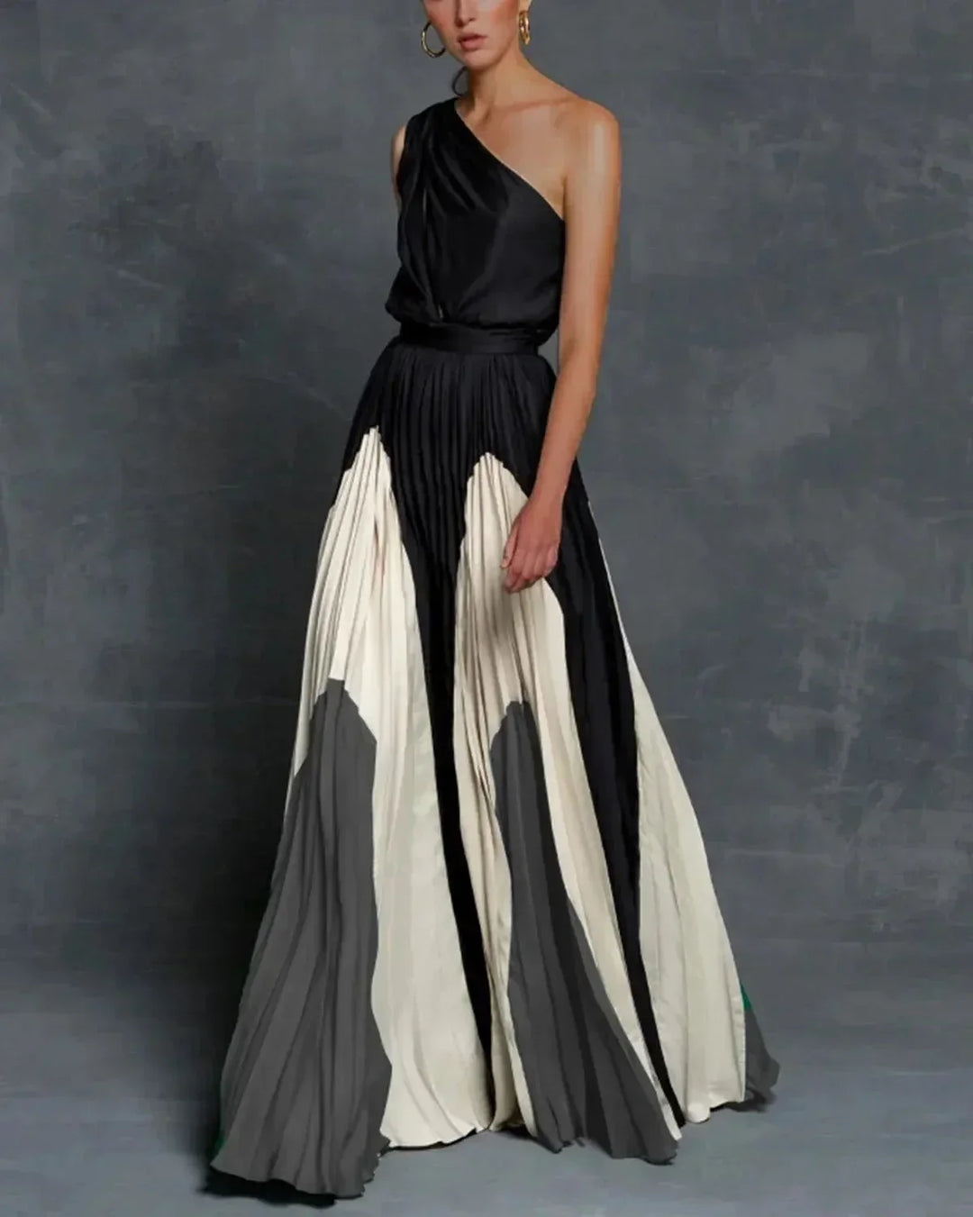 Robe longue unicolore à une épaule plissée, en tissu léger, avec un design élégant et une silhouette fluide pour les soirées.