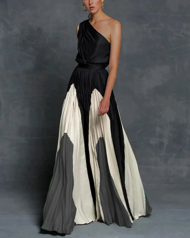 Robe longue unicolore à une épaule plissée, en tissu léger, avec un design élégant et une silhouette fluide pour les soirées.