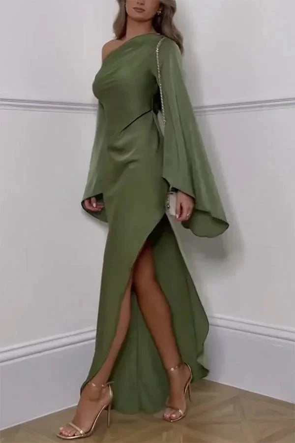 Robe longue verte avec épaule dénudée et fente, en tissu fluide et léger, idéale pour des soirées élégantes.