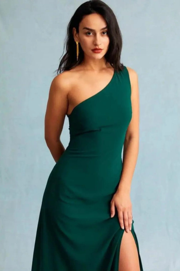 Robe longue verte en tissu léger, épaule nue, coupe ajustée avec fente, idéale pour des soirées élégantes.