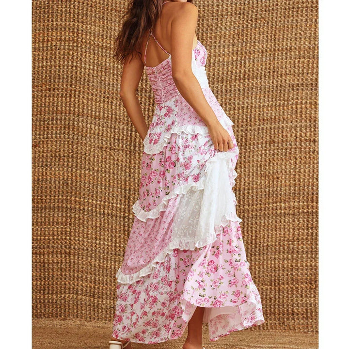 Robe longue à volants en coton léger, motif floral patchwork, avec bretelles spaghetti pour une allure décontractée.